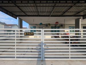 Balkón nebo terasa v ubytování HOMESTAY IBUNDA Sabak Bernam