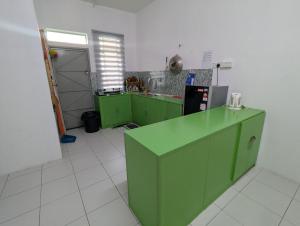 Kuchyň nebo kuchyňský kout v ubytování HOMESTAY IBUNDA Sabak Bernam