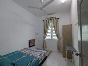 Postel nebo postele na pokoji v ubytování HOMESTAY IBUNDA Sabak Bernam