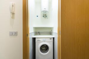 una lavadora y secadora en una habitación pequeña en Suites Garden Loft El Greco, en Las Palmas de Gran Canaria