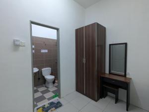 Koupelna v ubytování HOMESTAY IBUNDA Sabak Bernam