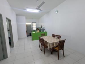 Posezení v ubytování HOMESTAY IBUNDA Sabak Bernam