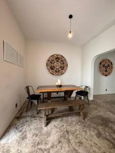 Un comedor con una mesa de madera y dos sillas. en New Condesa Room Modern Comfort, en Ciudad de México