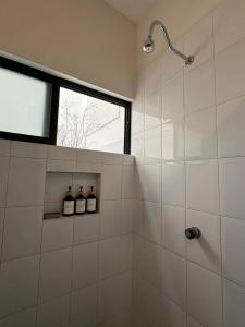 baño con ducha y 3 botellas en la pared en New Condesa Room Modern Comfort, en Ciudad de México 17 fotos más