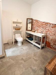 Un baño con un inodoro blanco y un espejo. en New Condesa Room Modern Comfort, en Ciudad de México