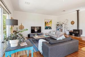 una sala de estar con un sofá y una mesa en Bay Haven, en Dunsborough 29 fotos más