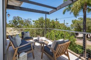 Un patio con sillas y una mesa en un balcón. en Bay Haven, en Dunsborough
