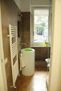 baño pequeño con aseo y ventana en Apartment Quattro en Milán