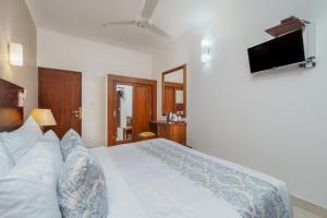 Letto o letti in una camera di Hotel Travellers Nest Kandy