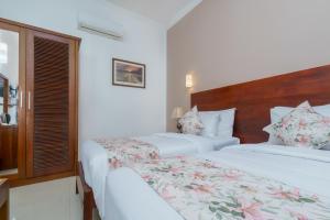Letto o letti in una camera di Hotel Travellers Nest Kandy