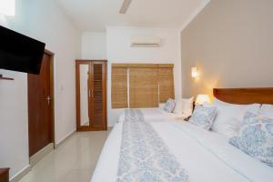 Letto o letti in una camera di Hotel Travellers Nest Kandy