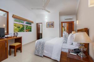 Letto o letti in una camera di Hotel Travellers Nest Kandy
