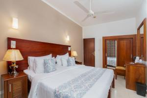 Letto o letti in una camera di Hotel Travellers Nest Kandy