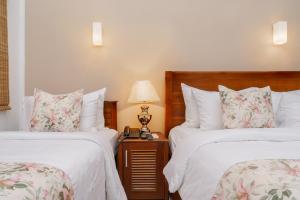 Letto o letti in una camera di Hotel Travellers Nest Kandy