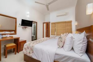 Letto o letti in una camera di Hotel Travellers Nest Kandy