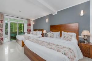 Letto o letti in una camera di Hotel Travellers Nest Kandy