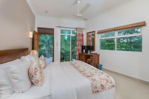 Letto o letti in una camera di Hotel Travellers Nest Kandy