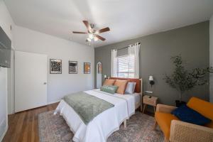 Katil atau katil-katil dalam bilik di Charming,comfy home near San Antonio's top sights