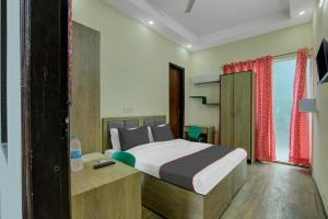 Postel nebo postele na pokoji v ubytování Hotel O The Arrow Infront of Max Hospital