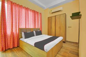 Postel nebo postele na pokoji v ubytování Hotel O The Arrow Infront of Max Hospital + 21 fotografií