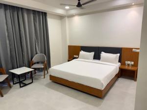 Hotel Madhukta Inn客房内的一张或多张床位