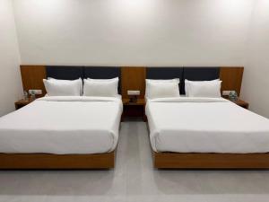 Hotel Madhukta Inn客房内的一张或多张床位