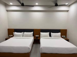 Hotel Madhukta Inn客房内的一张或多张床位