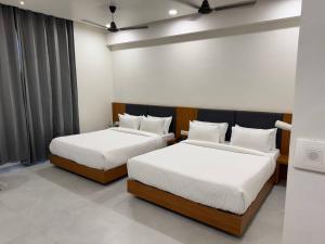 Hotel Madhukta Inn客房内的一张或多张床位