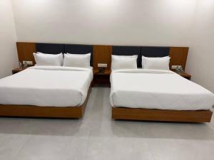 Hotel Madhukta Inn客房内的一张或多张床位