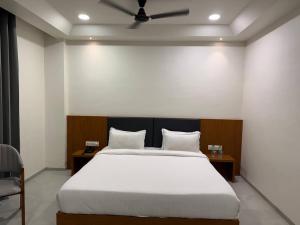 Hotel Madhukta Inn客房内的一张或多张床位