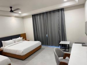 Hotel Madhukta Inn客房内的一张或多张床位