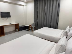 Hotel Madhukta Inn客房内的一张或多张床位