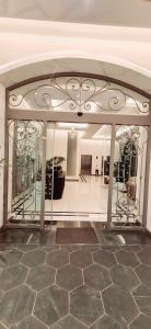 a lobby with a large glass door with a room at Torre Mía apartments in Cochabamba