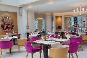 Um restaurante ou outro lugar para comer em N’vY Manotel