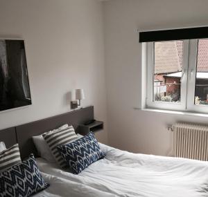 Rúm í herbergi á Gårdens & Apotekarns B&B