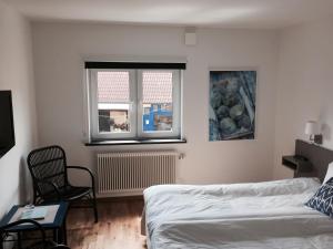 Rúm í herbergi á Gårdens & Apotekarns B&B