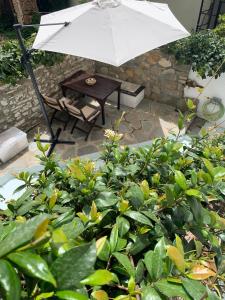 Vonkajšia záhrada v ubytovaní Petrino1880 sea-vacation apartment in Chalkidiki