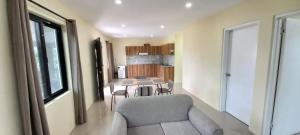 ein Wohnzimmer mit Sofa und Tisch in der Unterkunft Sac Accommodations in Langgere