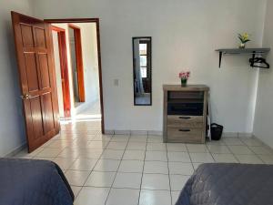 une chambre avec un lit, une commode et un miroir dans l'établissement Apartamentos en el centro con vistas a la iglesia y al andador, à Calvillo