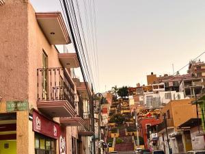 une vue d'une rue de la ville avec des bâtiments dans l'établissement Apartamentos en el centro con vistas a la iglesia y al andador, à Calvillo