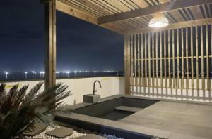One fine day Jeju Poolvilla的阳台或露台