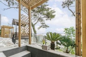 One fine day Jeju Poolvilla的阳台或露台