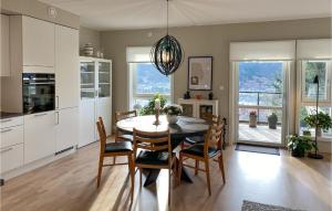Η κουζίνα ή μικρή κουζίνα στο 2 Bedroom Cozy Apartment In Ålesund