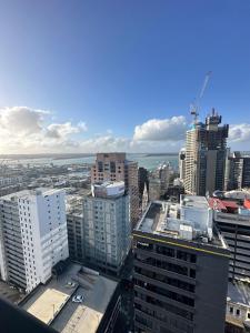 オークランドにあるSpacious Magnificent Sea Views Front of Sky Towerのギャラリーの写真