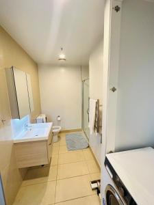 オークランドにあるSpacious Magnificent Sea Views Front of Sky Towerのギャラリーの写真