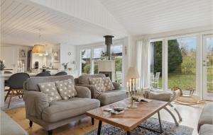 Posezení v ubytování 3 Bedroom Pet Friendly Home In Hornbæk