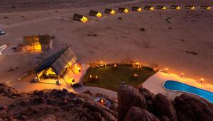 una vista aérea de una casa en la playa por la noche en Desert Quiver Camp, en Sesriem