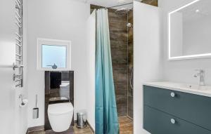 Phòng tắm tại Amazing Home In Hadsund With Wifi