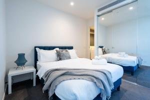 Postel nebo postele na pokoji v ubytování 108 HighRise Condo Lake Bay View