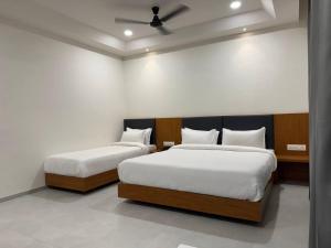 Hotel Madhukta Inn客房内的一张或多张床位